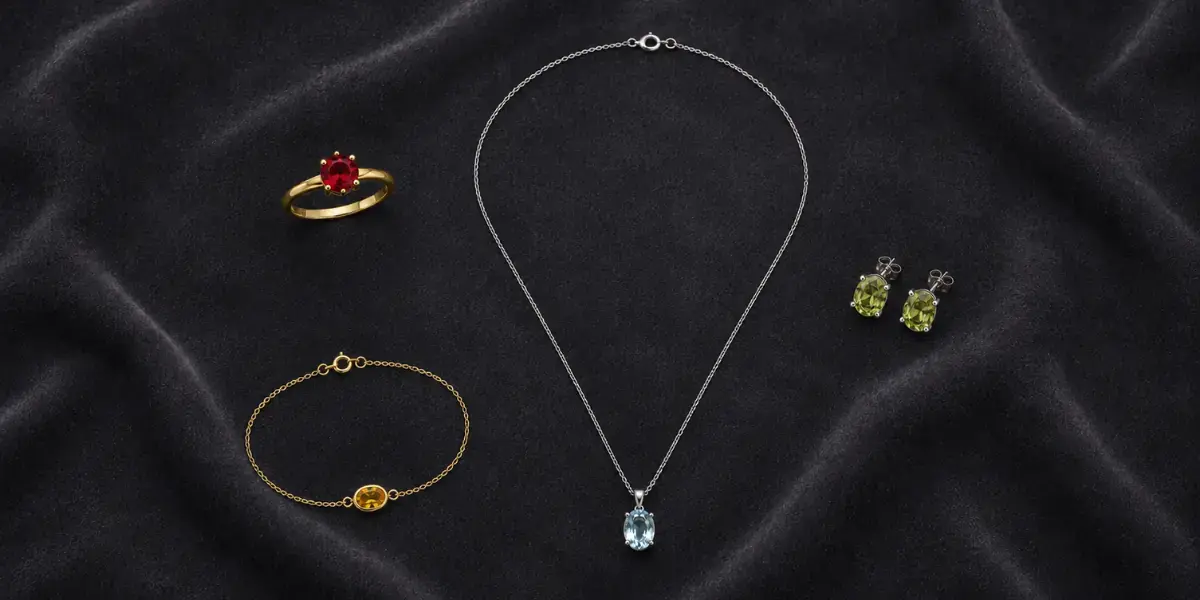 Anillo, collar, aretes y pulsera con piedras de nacimiento en exhibición