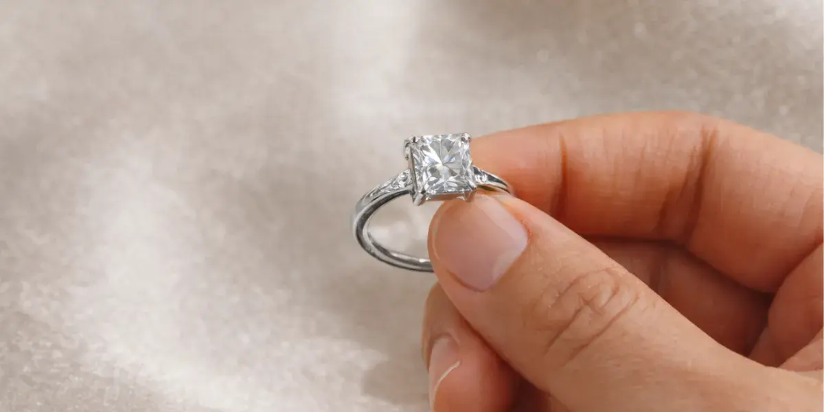 anillo con diamante falso